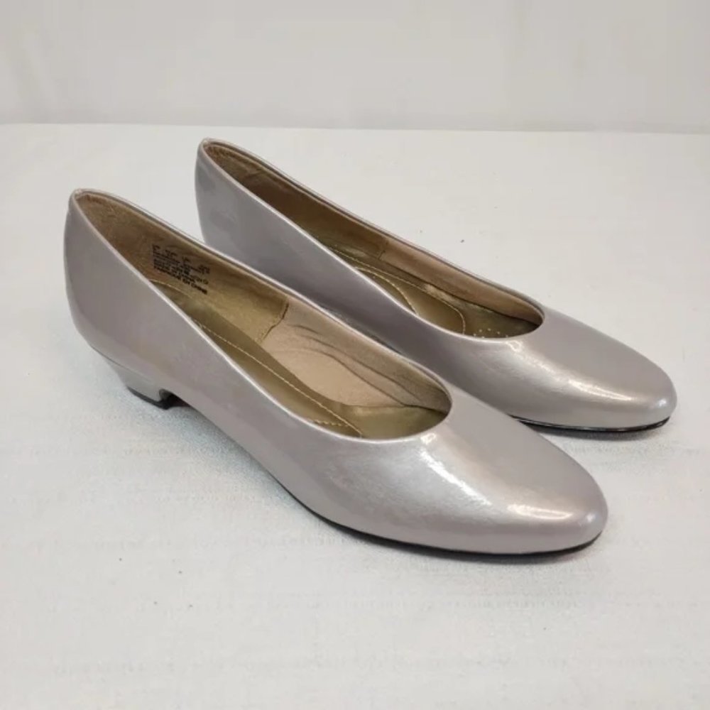 Soft Style Silver Classic Pump Shoes Size 9 NWOT
